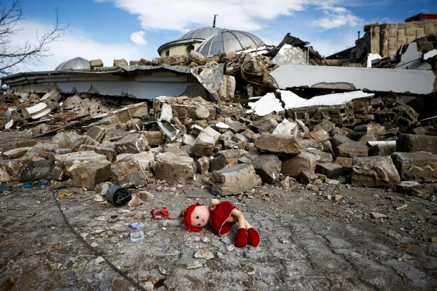 Hatay'ın Defne ilçesinde 20 Şubat'ta 6,4 büyüklüğünde bir deprem daha yaşanmış, 6 kişi yaşamını yitirmişti (Reuters)

