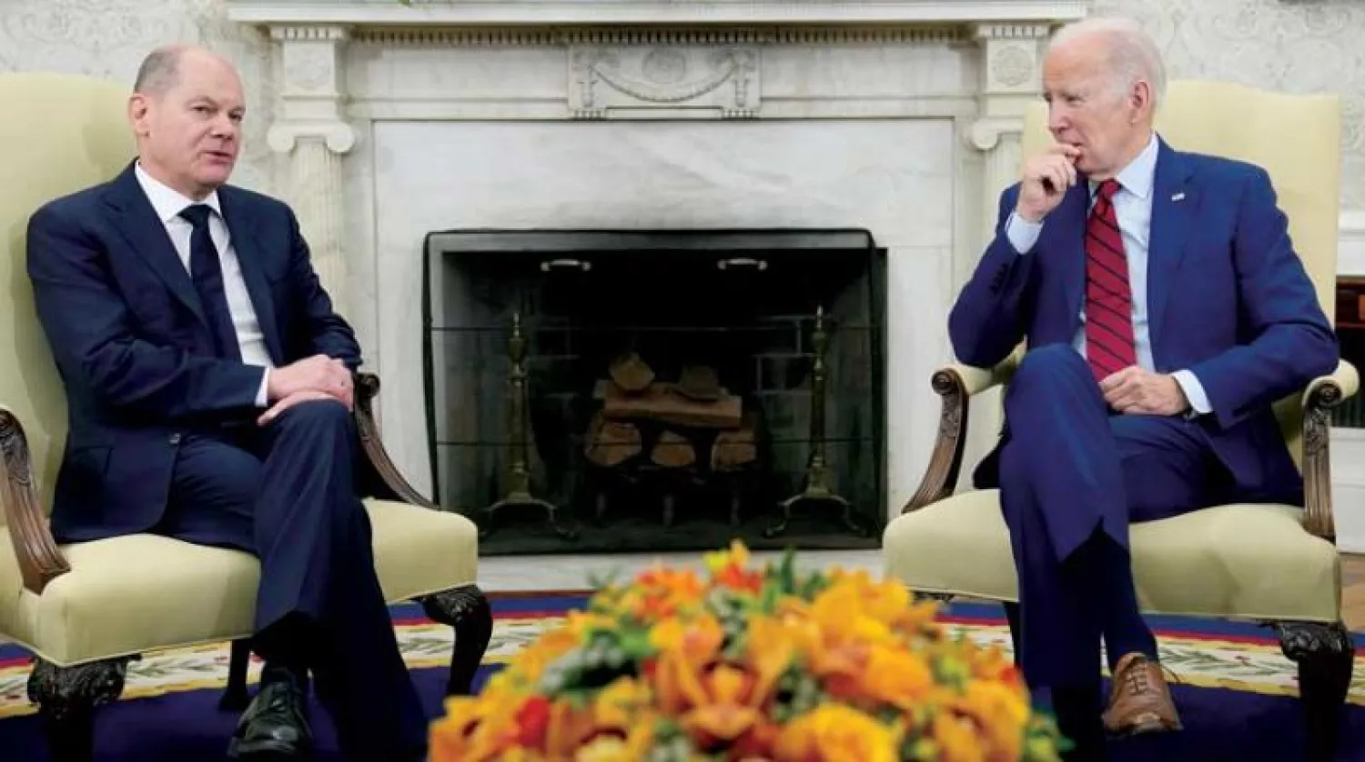 جانب من لقاء بايدن وشولتس في البيت الأبيض الجمعة (أ.ب)