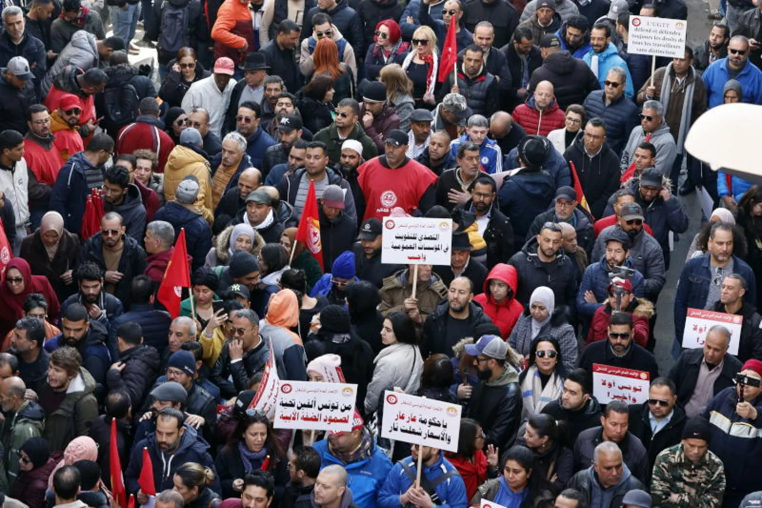 جانب من تظاهرة «الاتحاد العام للشغل» في العاصمة التونسية (إ.ب.أ)