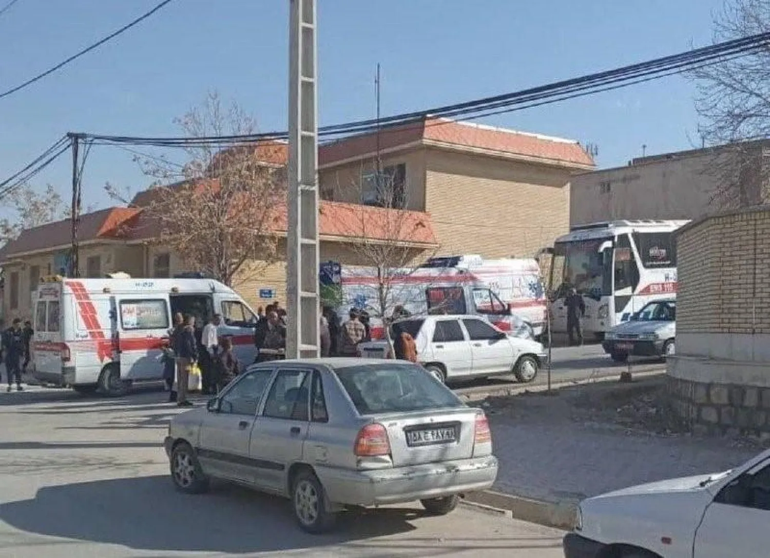 صور متداولة من تجمع الأهالي وفرق الإسعاف أمام مدارس تعرضت لهجمات الأحد (تويتر)