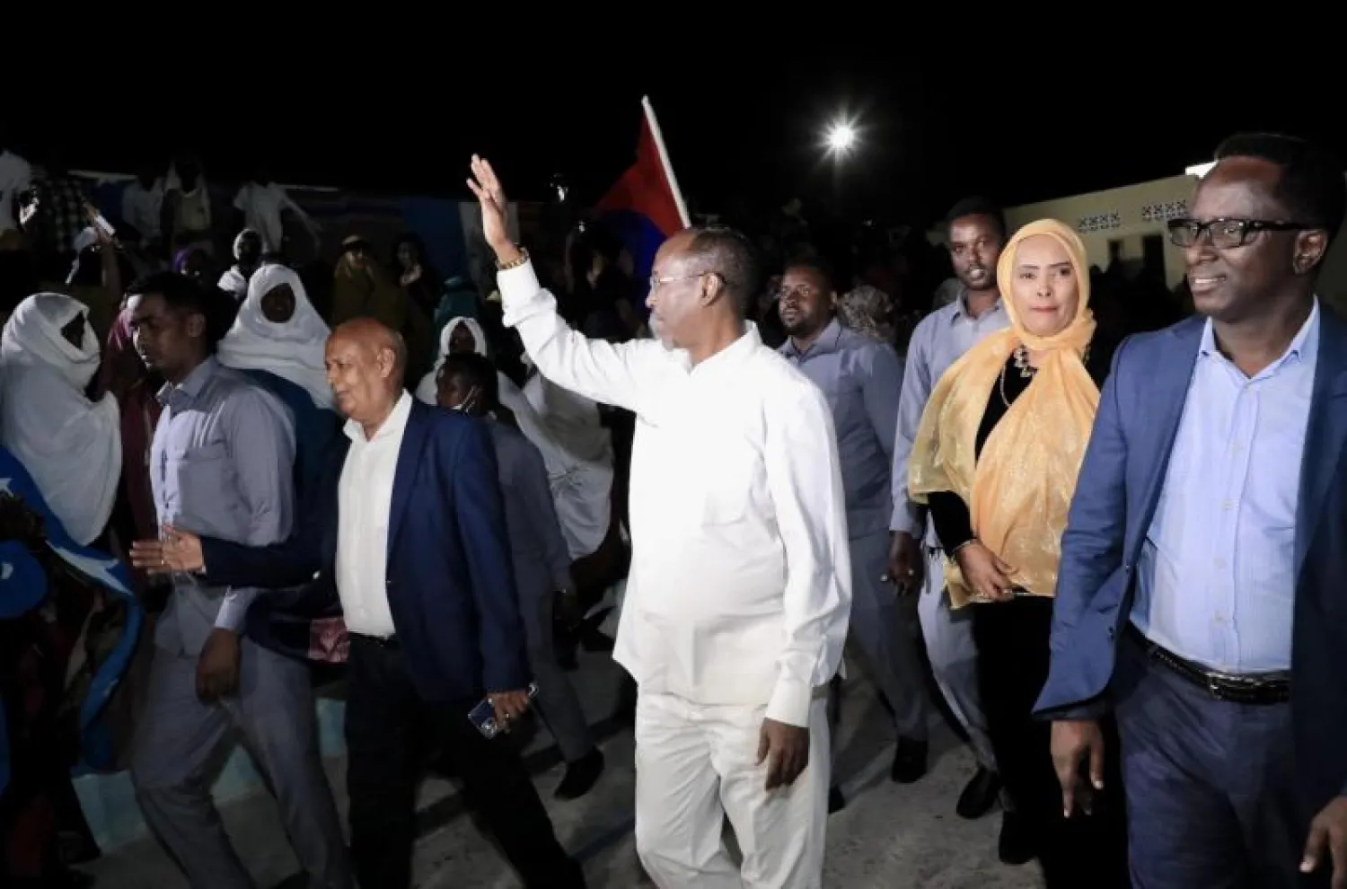 عمدة مقديشو يوسف جمعالي قبل اجتماع لمناقشة الحرب ضد "حركة الشباب" (وكالة الأنباء الصومالية)