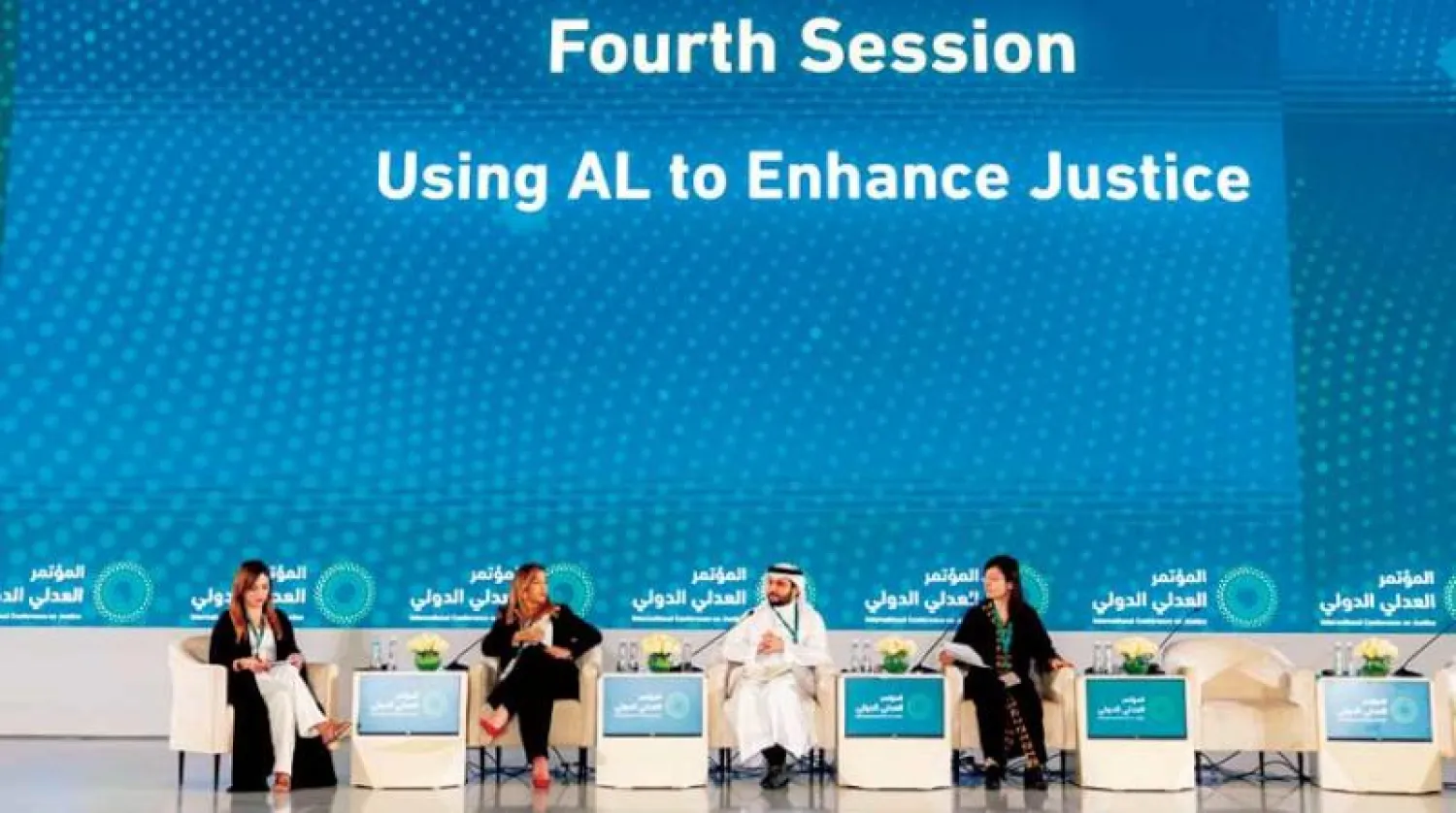 جانب من إحدى جلسات المؤتمر العدلي الدولي أمس بالرياض بحضور نخبة من الخبراء القانونيين (الشرق الأوسط)