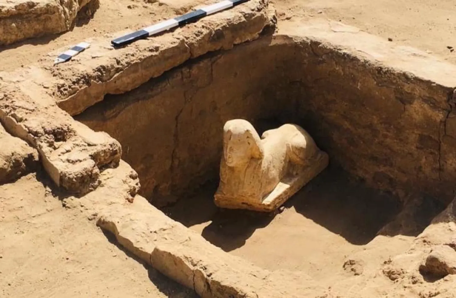 التمثال المكتشَف بجوار معبد دندرة في محافظة قنا (وزارة السياحة والآثار المصرية)