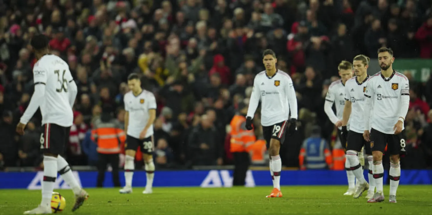 مانشستر يونايتد عانى من هزيمة كارثية أمس من جاره سيتي (أ.ب)