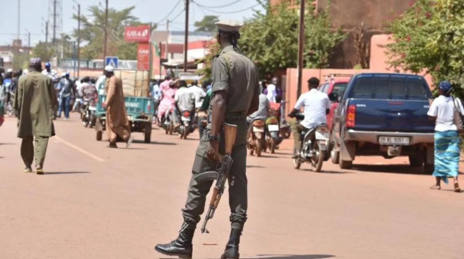 Burkina Faso'nun kuzeyindeki Wahigoya şehir merkezinde devriye gezen bir polis (AFP)