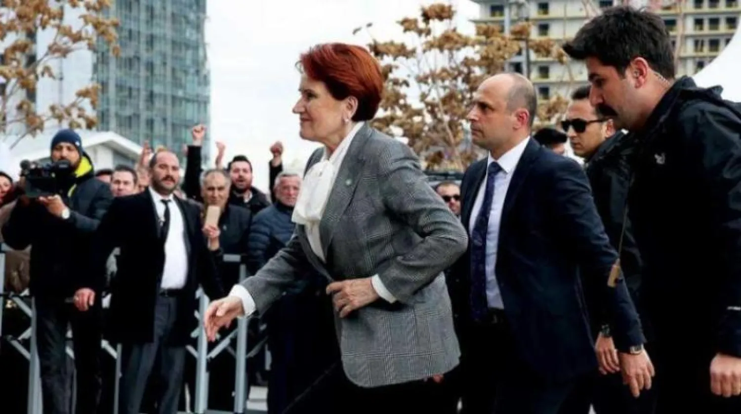 ميرال أكشينار لدى وصولها إلى مقر حزب «السعادة» في أنقرة أمس (أ.ف.ب)