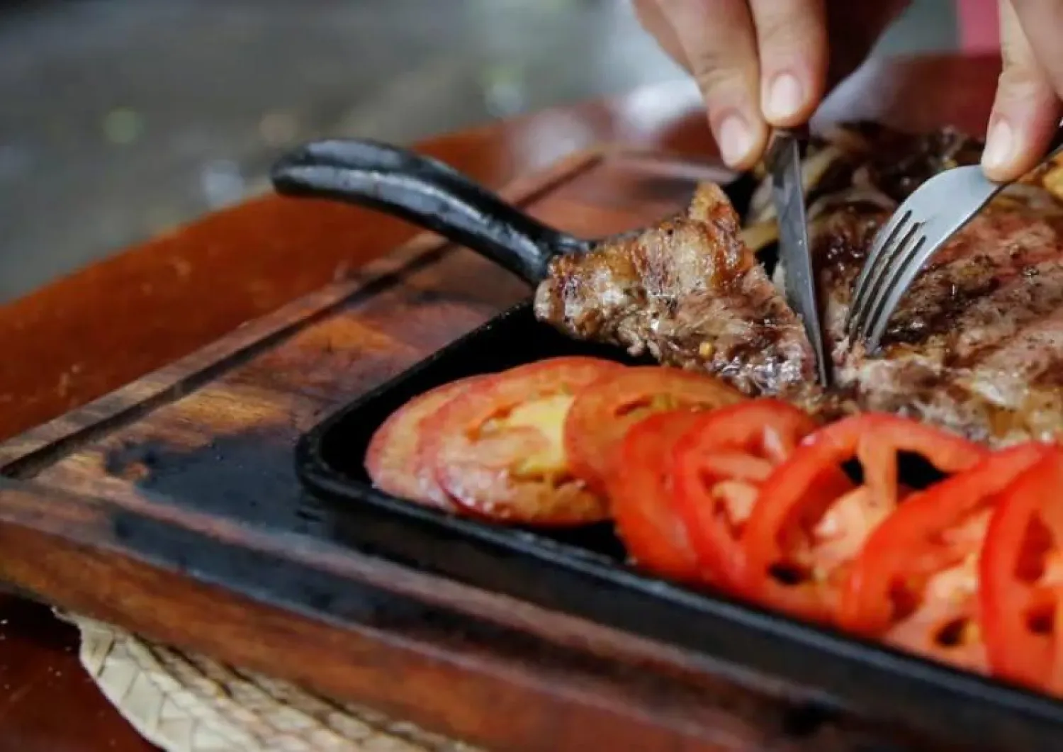 اتباع نظام غذائي منخفض الكربوهيدرات وعالي الدهون قد يزيد مستويات الكوليسترول «الضار» في الدم (رويترز)