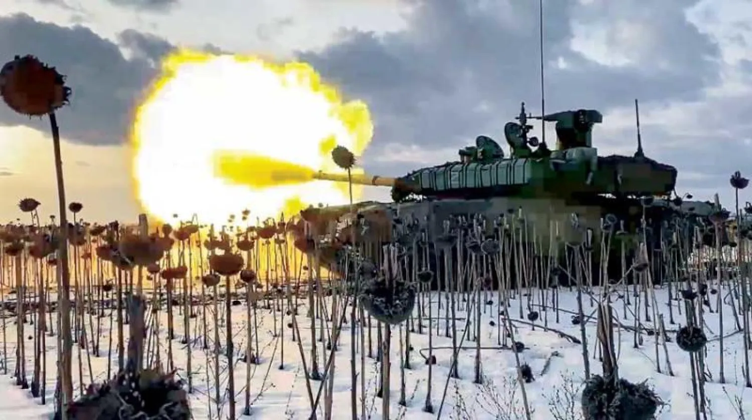 صورة وزعتها وزارة الدفاع الروسية لدبابة «تي-90» تطلق النار في أوكرانيا (إ.ب.أ)