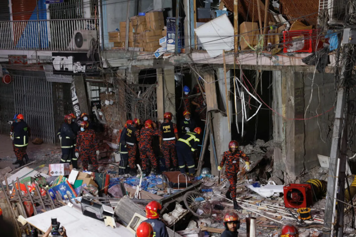 موقع الانفجار في العاصمة دكا (رويترز)