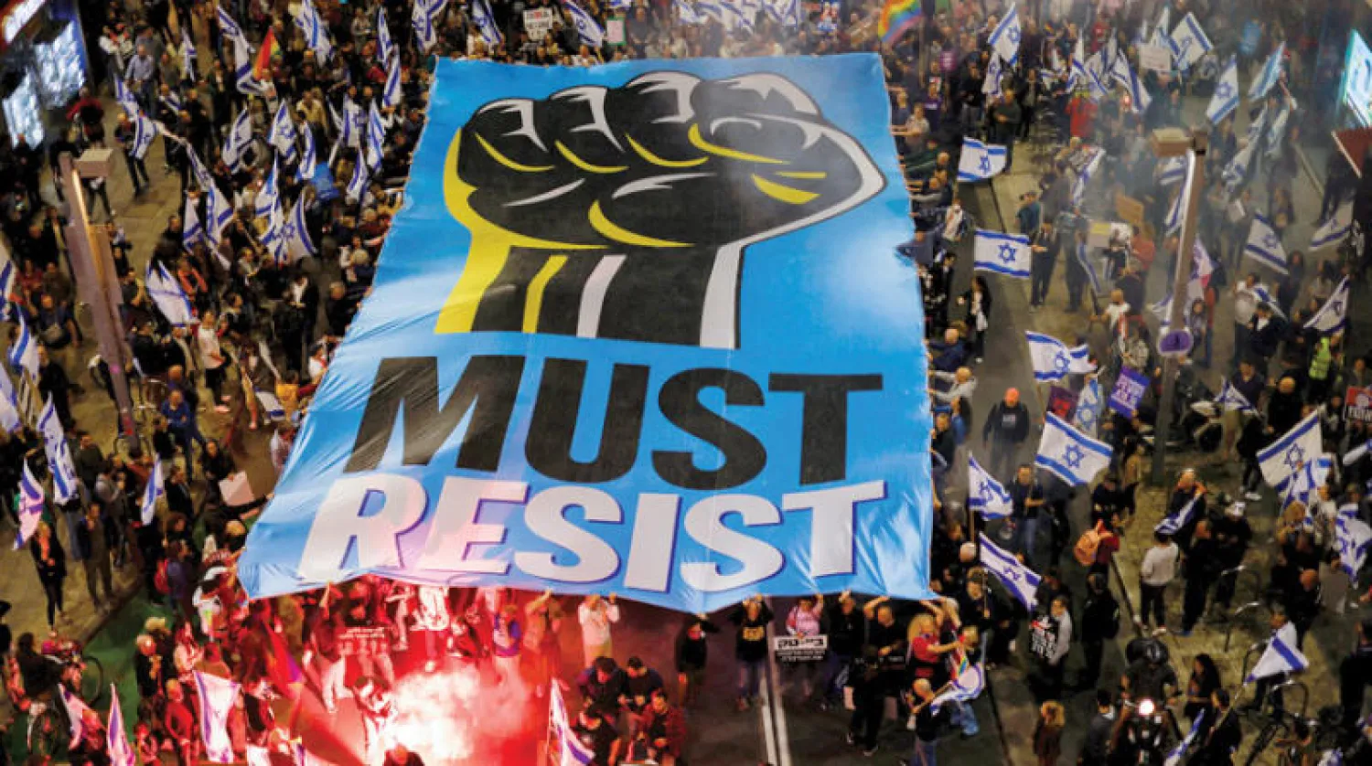 لافتة لمتظاهرين في تل أبيب الجمعة ضد تشريعات إضعاف القضاء (رويترز)