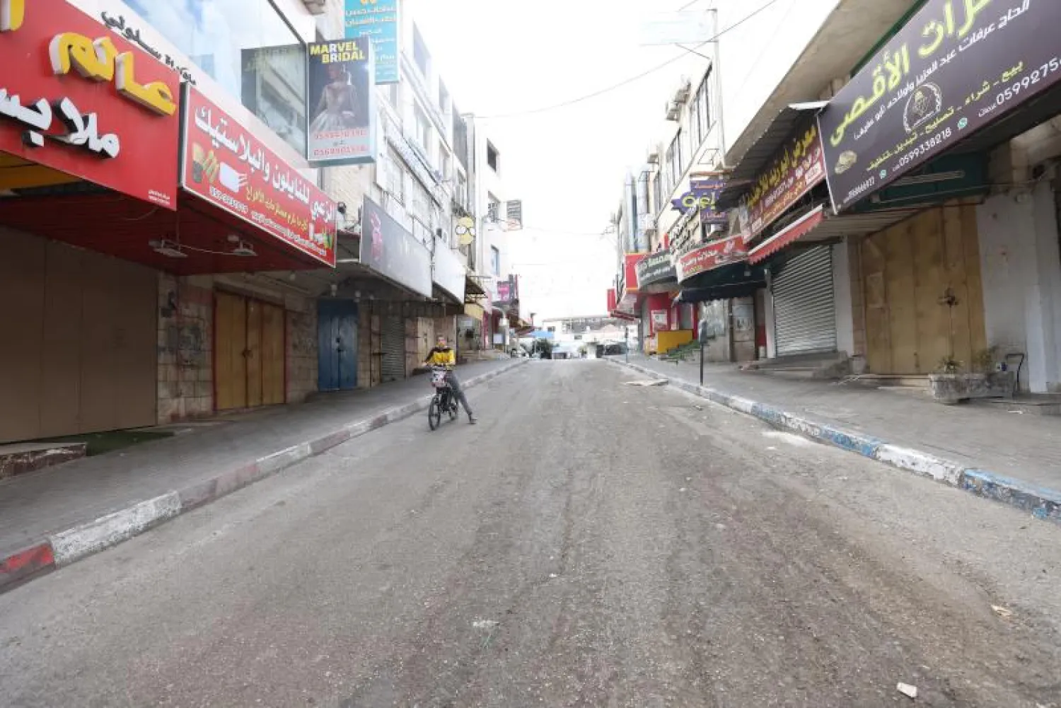محال تجارية مقفلة في أحد شوارع جنين (إ.ب.أ)