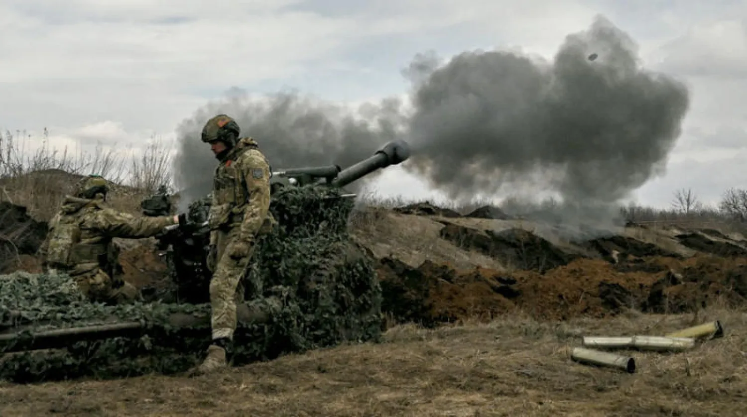 قوات أوكرانية تطلق قذائف من عيار 155 مليمتراً قرب مدينة باخموت أمس (أ.ف.ب)