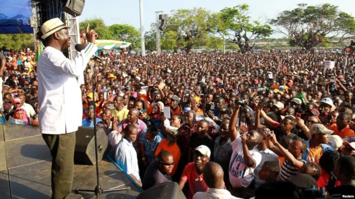 رايلا أودينغا يخاطب أنصاره خلال مسيرة (رويترز)