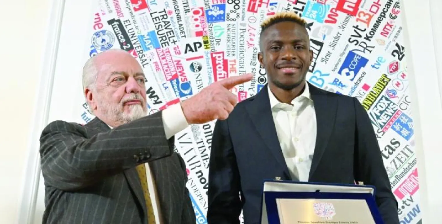 لورنتيس رئيس نابولي يكرم مهاجمه النيجيري أوسيمهن  بجائزة أفضل لاعب أجنبي في إيطاليا (إ.ب.أ)