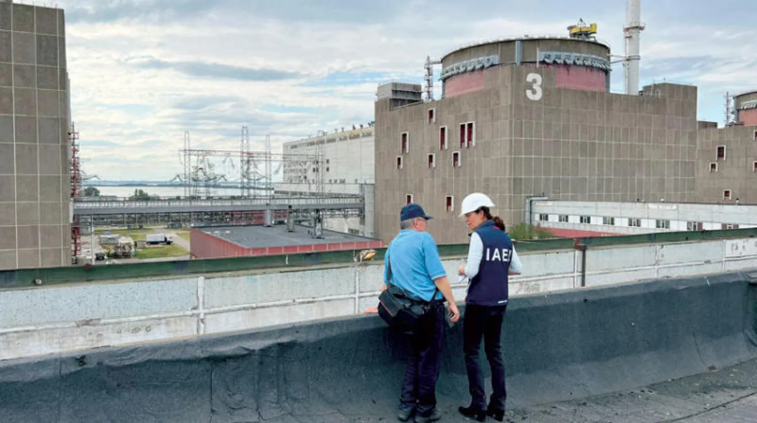 عاملون من الوكالة الدولية للطاقة الذرية في محطة زابوريجيا النووية. الوكالة حذرت من حادث نووي تكون له عواقب إشعاعية في العالم بأسره (إ.ب.أ)