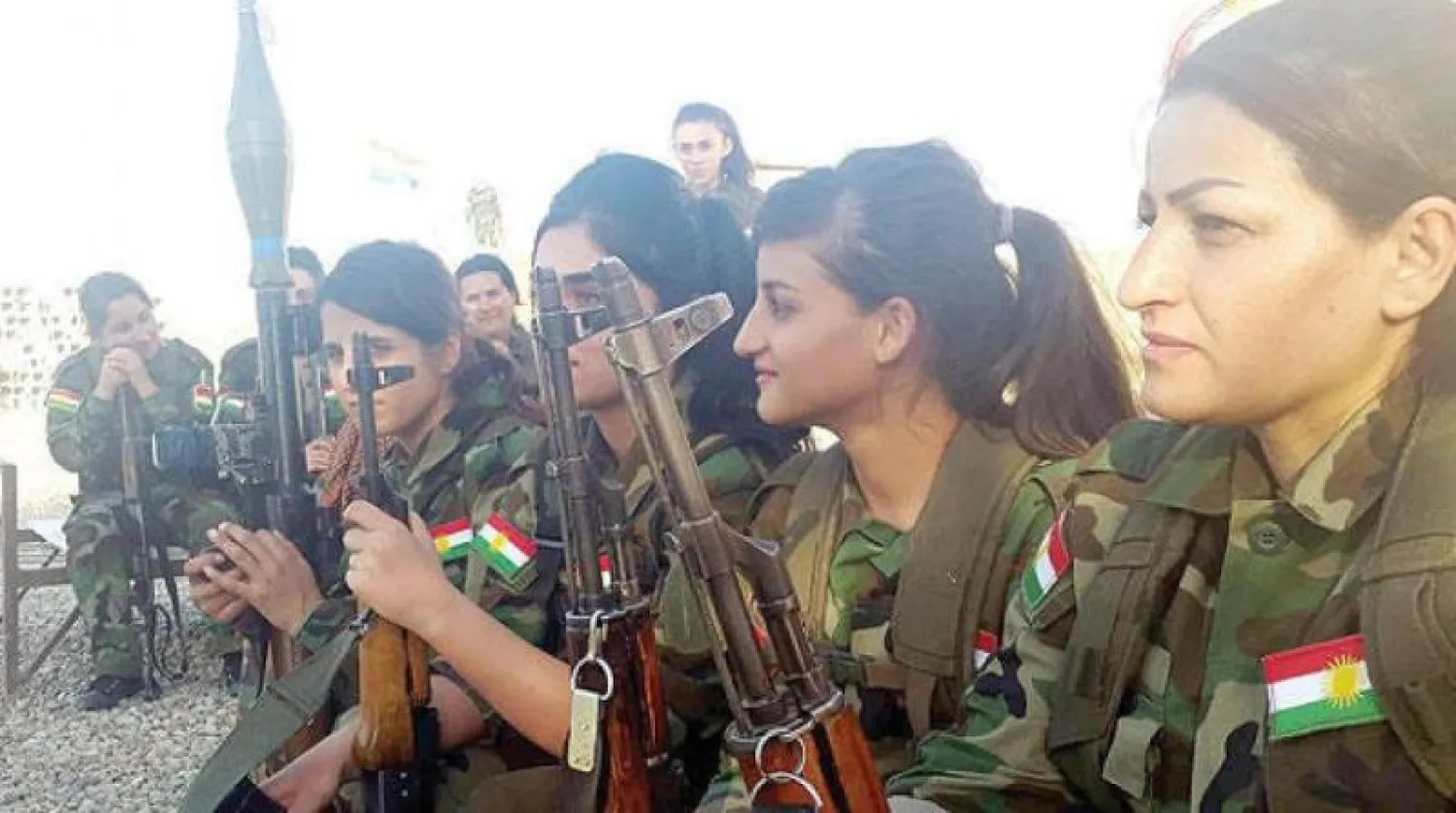 مقاتلات مع أسلحتهن ضمن وحدات البيشمركة (أرشيفية - «الشرق الأوسط»)