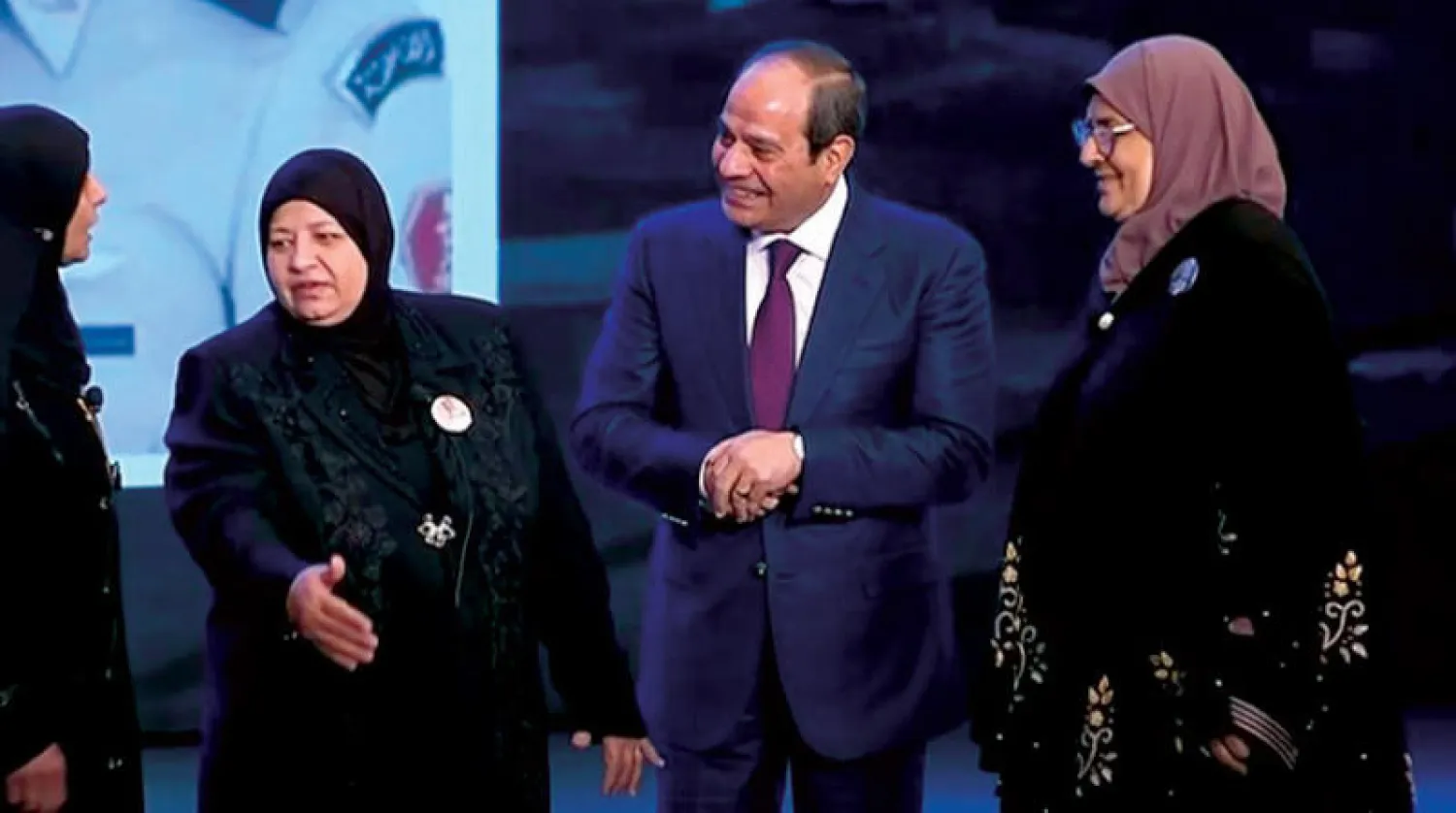 الرئيس المصري عبد الفتاح السيسي خلال تكريم أمهات «شهداء الجيش والشرطة»  في احتفالية بالقاهرة أمس (الرئاسة المصرية)