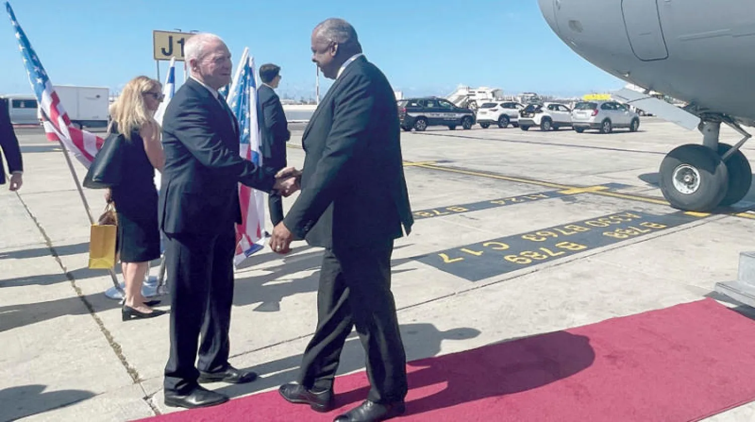 أوستن يصافح نظيره الإسرائيلي لدى وصوله إلى مطار بن غوريون أمس (رويترز)