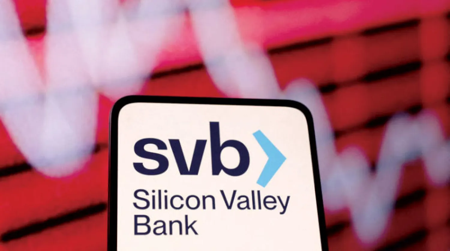 شعار بنك «إس في بي» على أحد الهواتف الجوالة (رويترز)