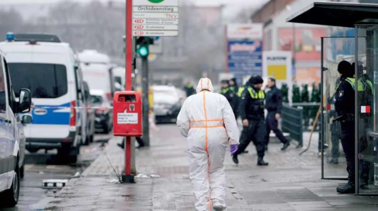 رجال شرطة خارج كنيسة «شهود يهوه» في هامبورغ أمس (أ.ب)
