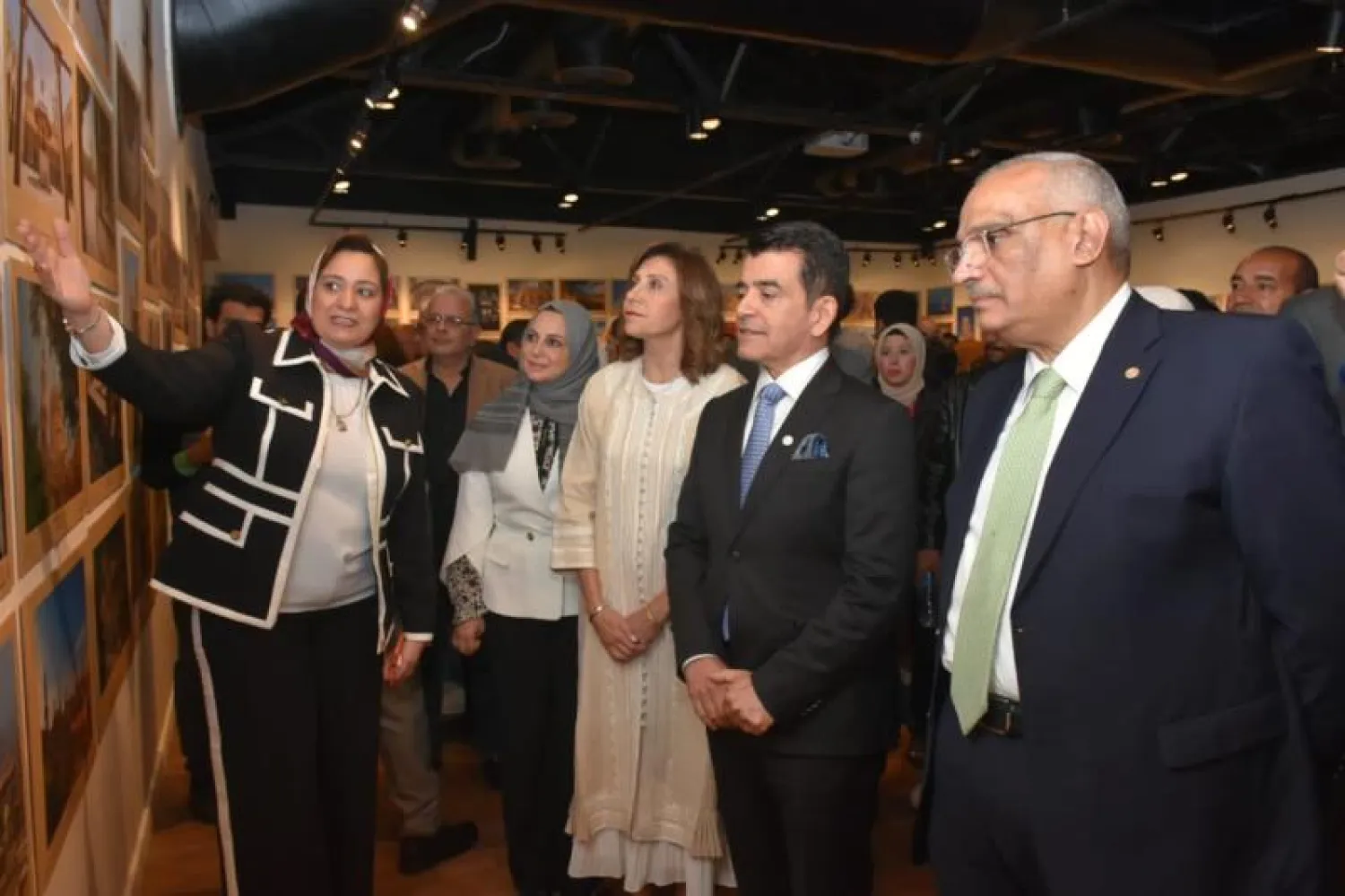وزيرة الثقافة المصرية والمدير العام ‏لمنظمة «الإيسيسكو» ورئيس جهاز التنسيق الحضاري في المعرض (الجهاز القومي للتنسيق الحضاري)
