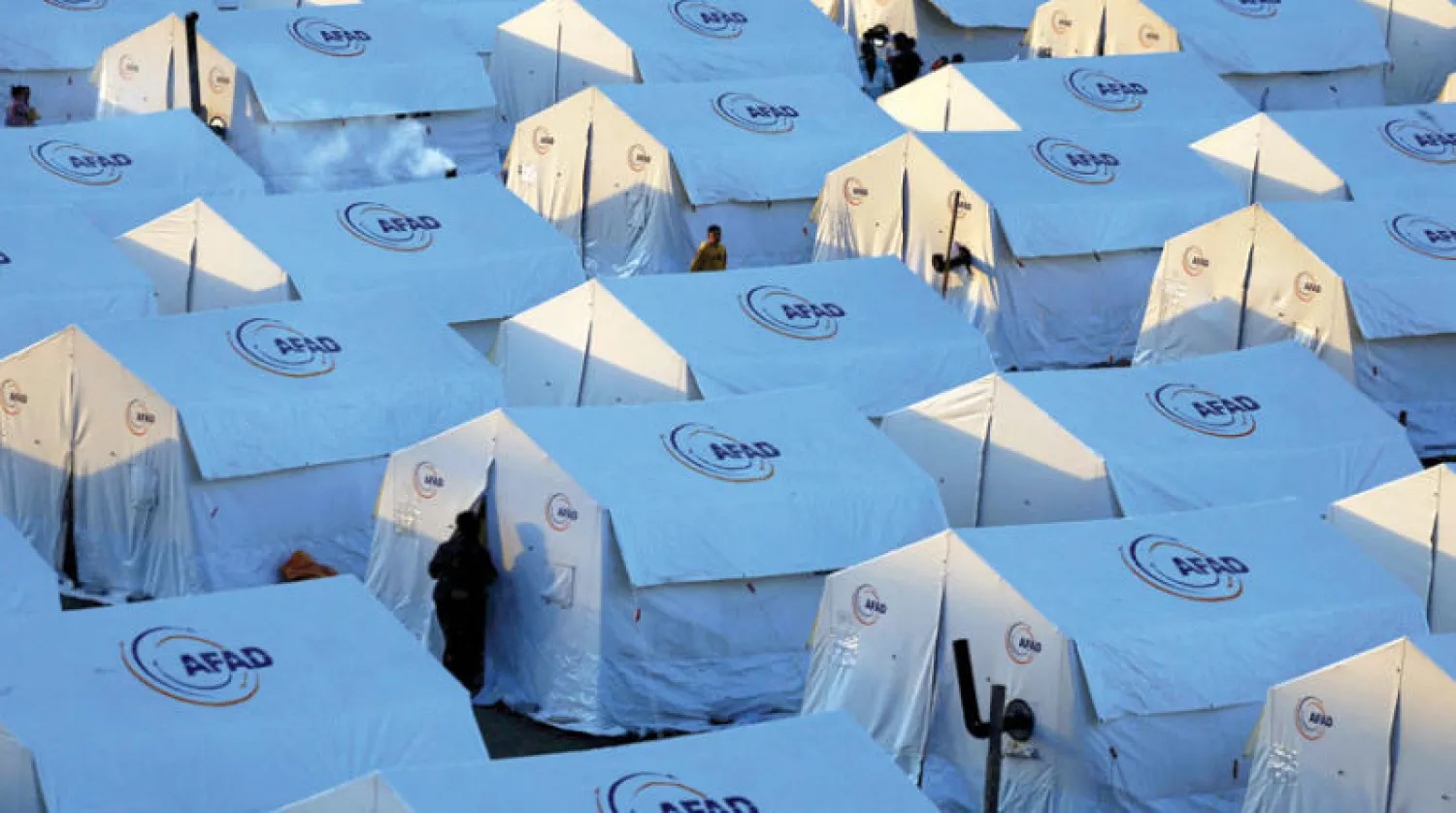 مخيم لأتراك تضررت منازلهم بالزلزال في كهرمان ماراش الخميس الماضي (رويترز)