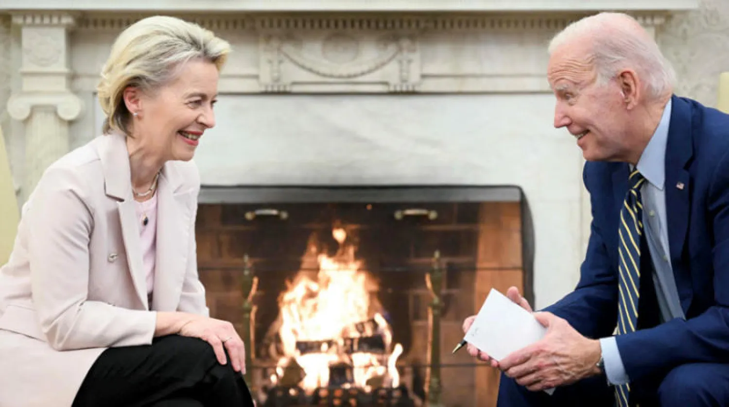 الرئيس الأميركي جو بايدن ورئيسة المفوضية الأوروبية أورسولا فون دير لايين يجددان التزامهما بدعم أوكرانيا (أ.ف.ب)