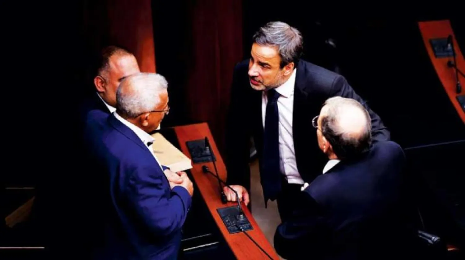 النائب ميشال معوض (يمين) يتحدث مع زملائه خلال جلسة الانتخاب الخميس الماضي (إ.ب.أ)