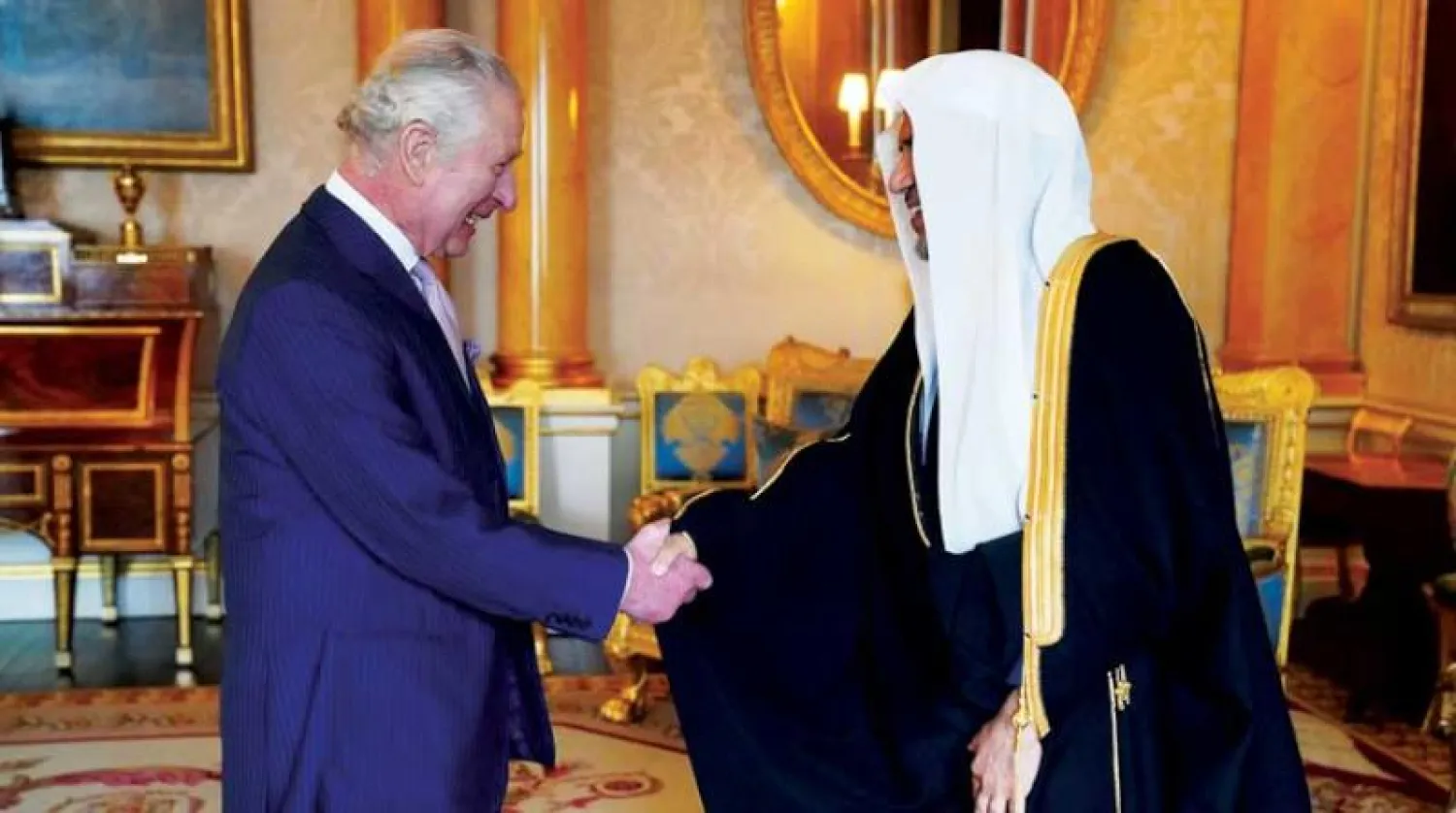 الملك تشارلز الثالث مستقبلاً الدكتور محمد العيسى في قصر باكنغهام (واس)
