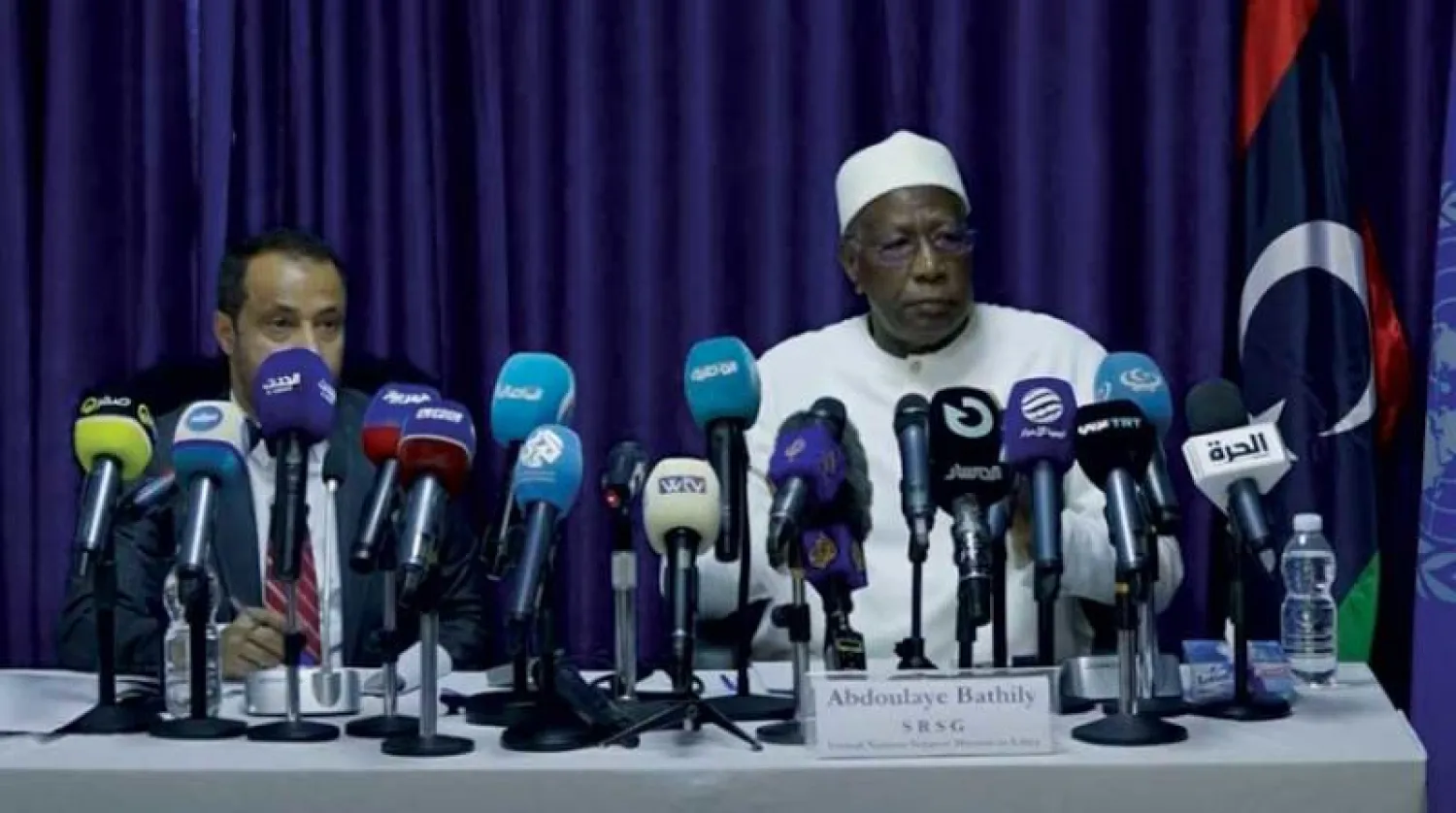 المبعوث الأممي إلى ليبيا (يمين) خلال مؤتمر صحافي في العاصمة الليبية السبت (البعثة الأممية)