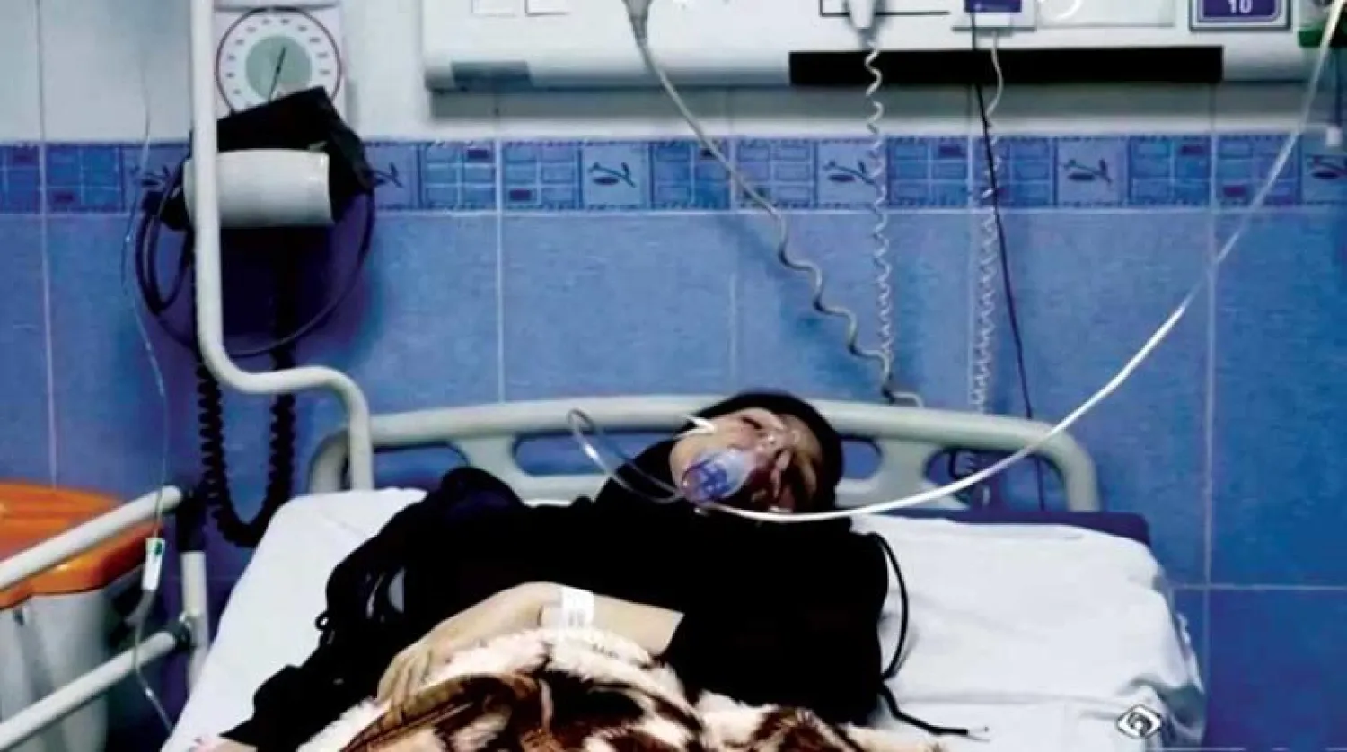 تلميذة إيرانية تتلقى العلاج بعد تعرضها لمواد سامة في المدرسة (رويترز)