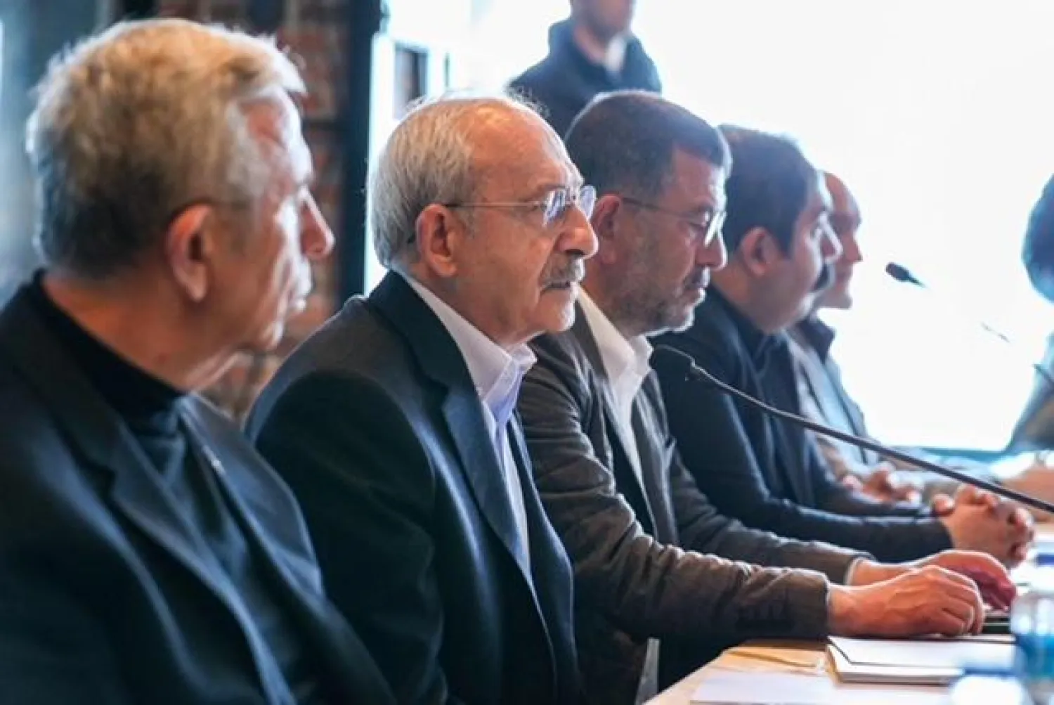 مرشح المعارضة للانتخابات الرئاسية كمال كليتشدار أوغلو خلال لقاء في ملاطية (أ.ف.ب)