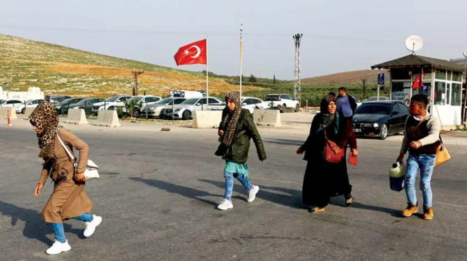 سوريات يعبرن الحدود عائدات الى بلادهن (إ.ب.أ)