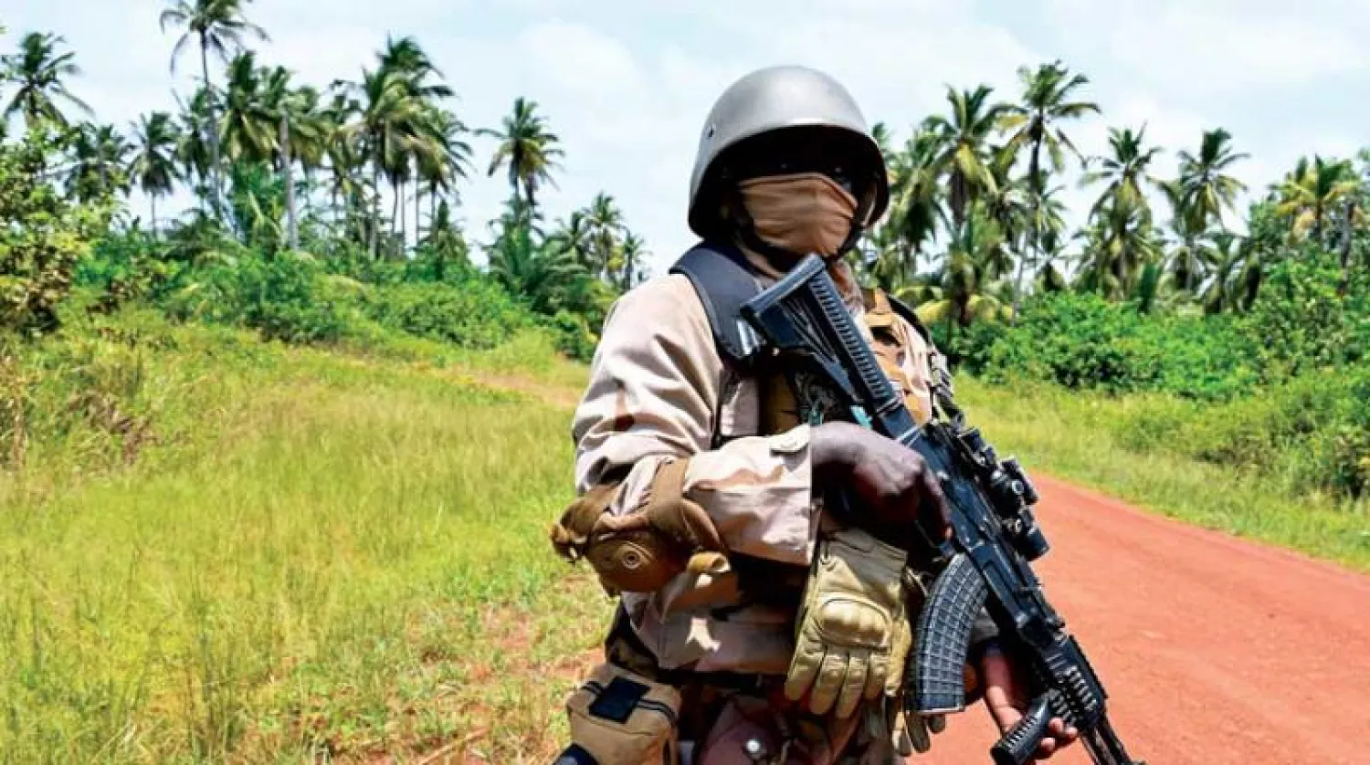 جندي نيجري خلال مشاركته في «تدريب فلينتلوك» الأميركي الذي استضافته الأكاديمية الدولية لمكافحة الإرهاب في جاكفيل بساحل العاج السبت (أ.ف.ب)