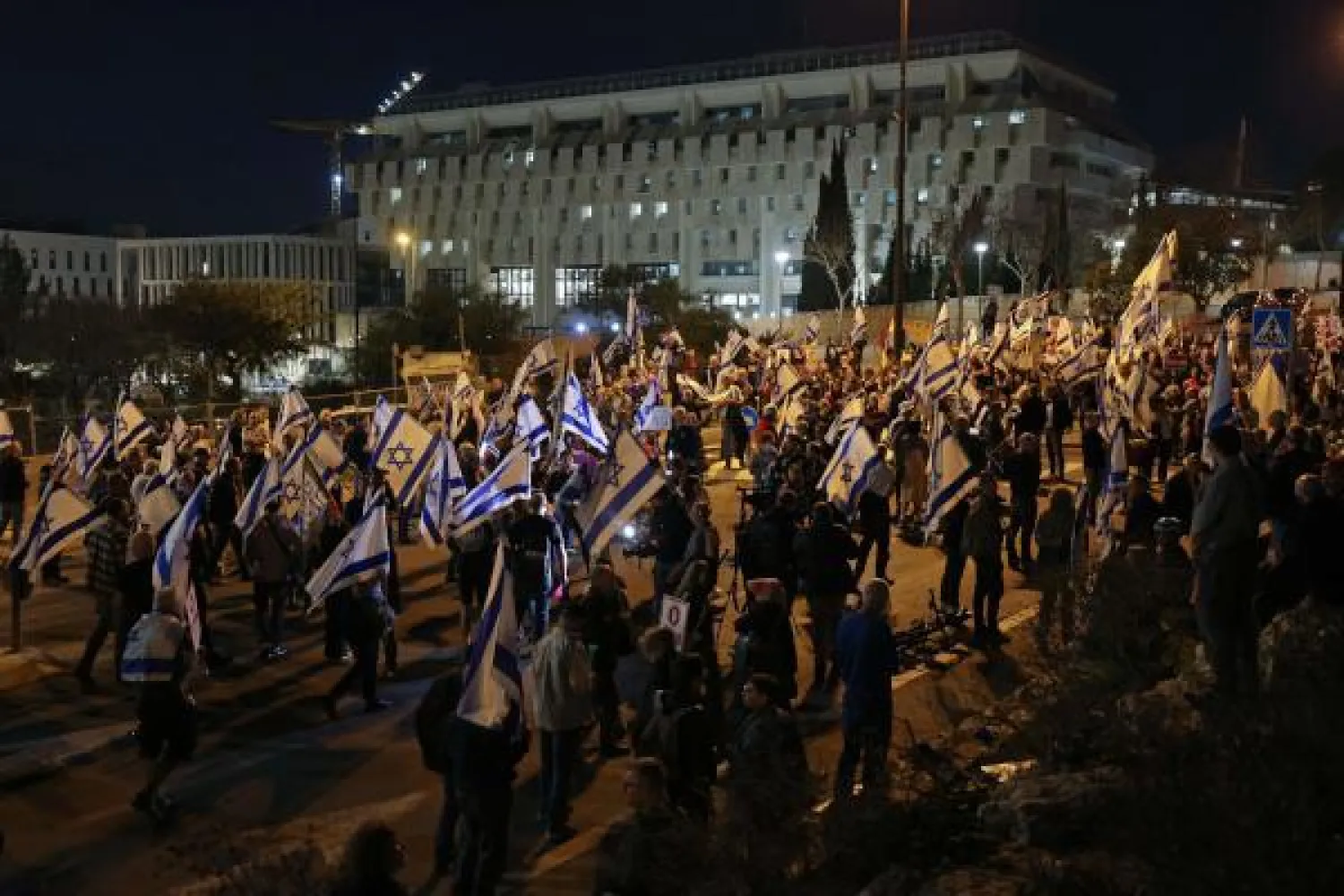 جانب من الاحتجاجات في 2 مارس الحالي بمحيط الكنيست الإسرائيلي رفضاً لقانون إصلاح القضاء (أ.ف.ب)