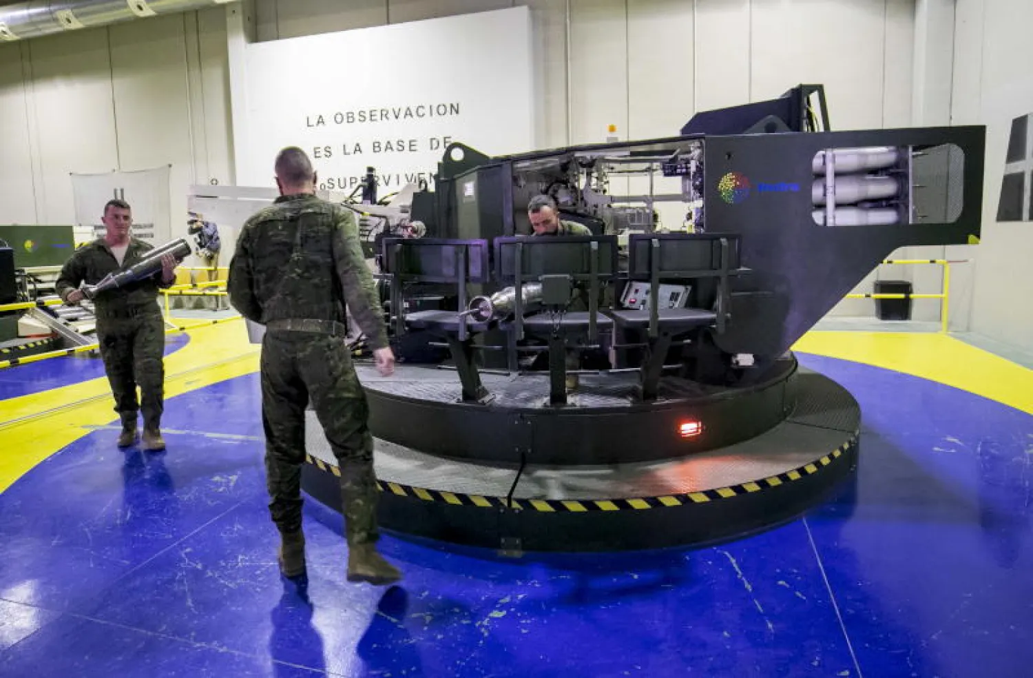 تدريب على جهاز محاكاة لدبابة «ليوبارد 2» في سرقسطة (إ.ب.أ)