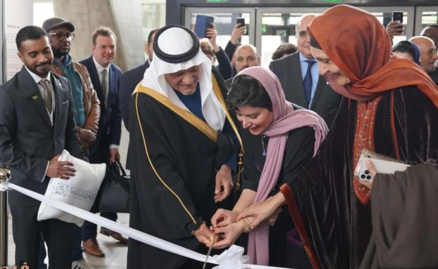 جانب من افتتاح المعرض في باريس (حساب المركز على «تويتر»)