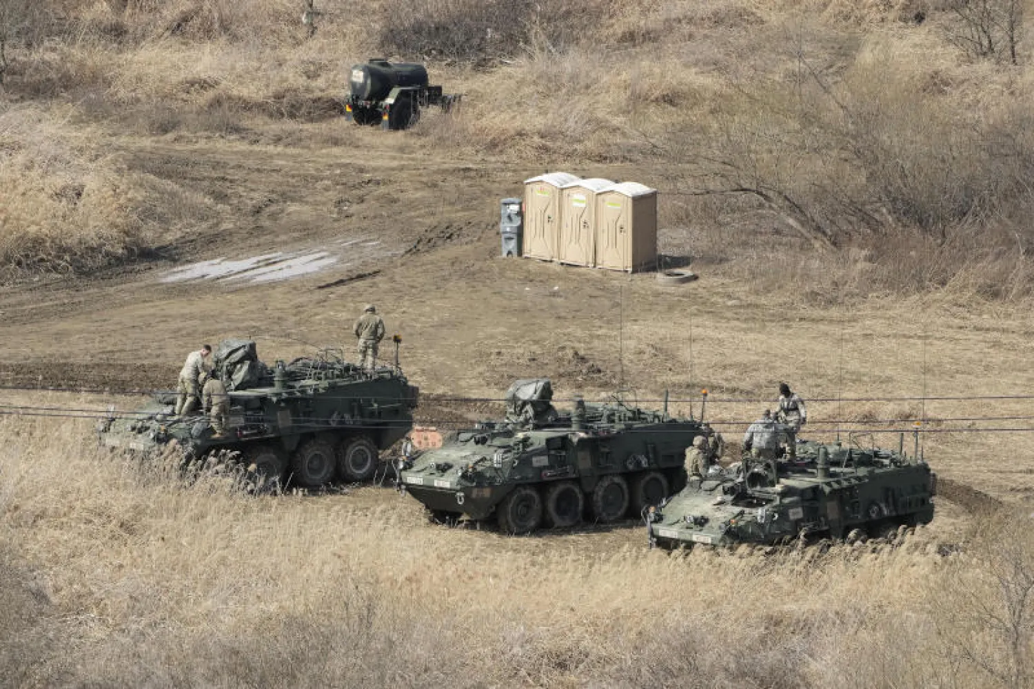 جنود من الجيش الأميركي على مركباتهم المدرعة في ميدان تدريب في يون تشون بالقرب من الحدود مع كوريا الشمالية (أ.ب)
