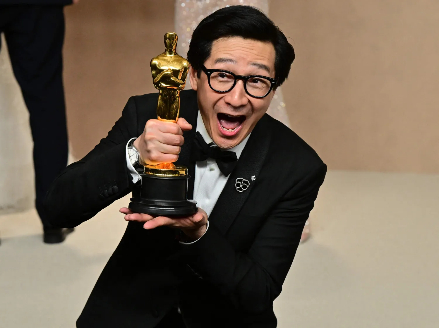 الممثل الأميركي الفيتنامي كي هوي كوان الفائز بأفضل ممثل في دور مساعد (أ.ف.ب)