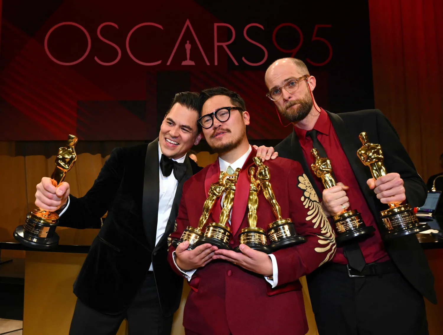 المنتج الأميركي جوناثان وانغ (يسار)، الحائز على أوسكار لأفضل فيلم عن فيلم «إفري ثينغ... إفري وير أول آت وانس»، والمخرج الأميركي دانيال كوان (وسط) والمخرج الأميركي دانيال شاينرت (يمين)، خلال حفل توزيع جوائز الأوسكار السنوي الخامس والتسعين في هوليوود (أ.ف.ب)