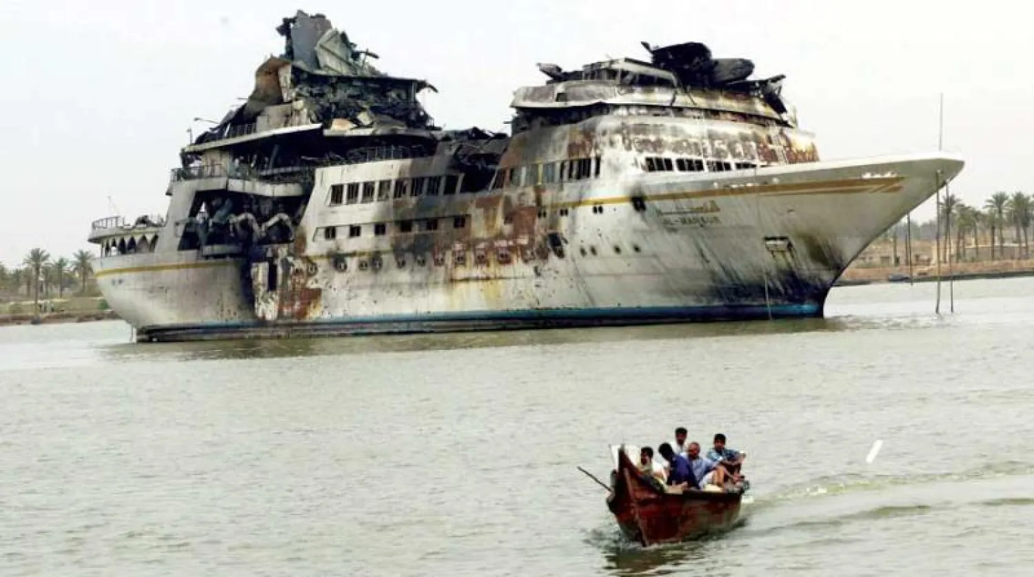 يخت المنصور يطفو صدئاً وسط شط العرب (أ.ف.ب)