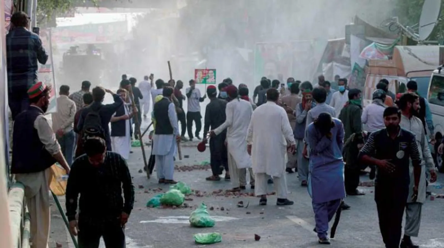 المواجهات بين أنصار عمران خان والشرطة في لاهور (رويترز)