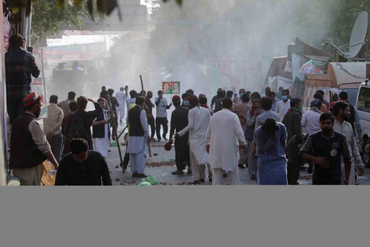 من المواجهات بين الشرطة وأنصار عمران خان في لاهور (رويترز)