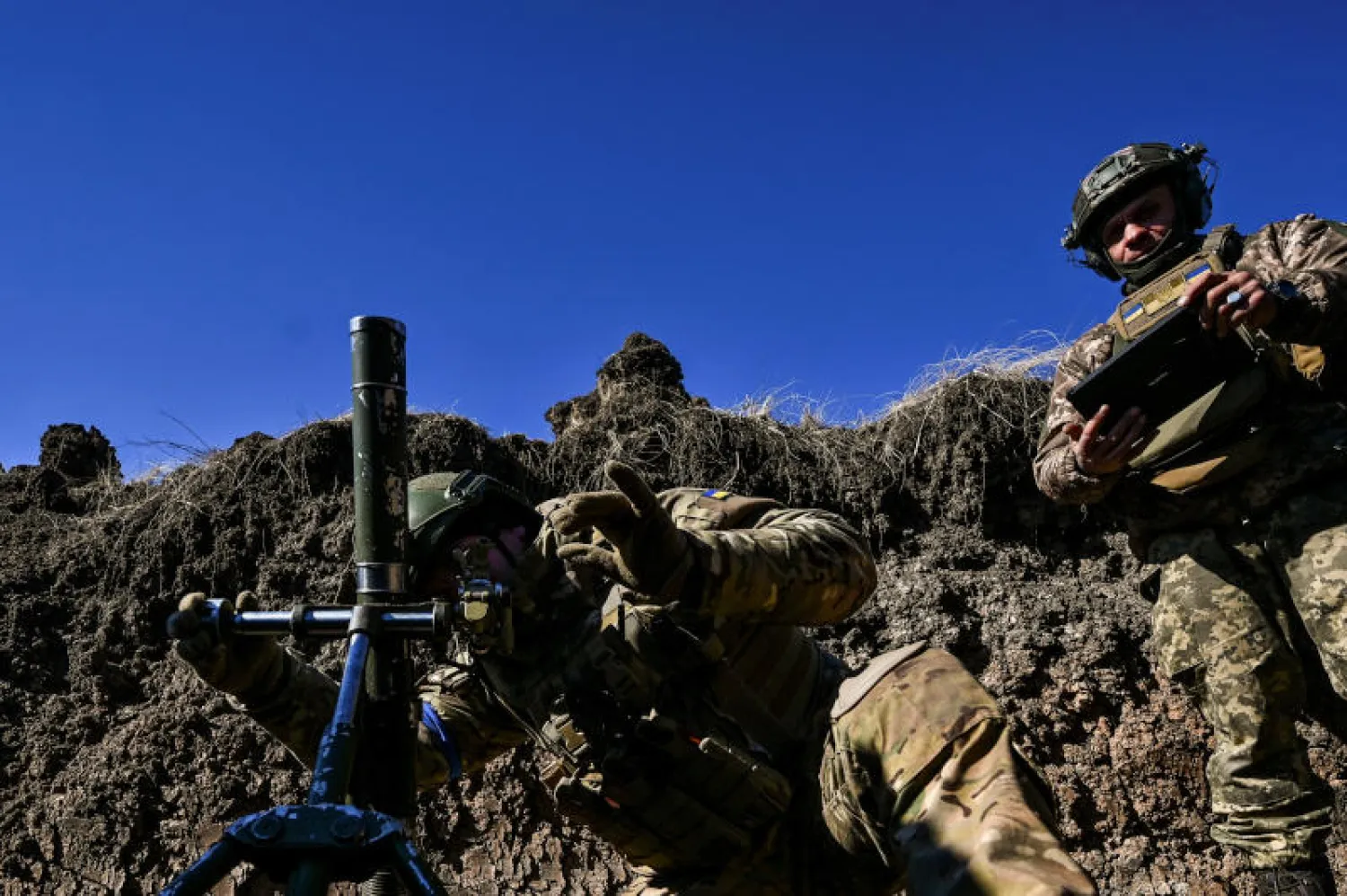 جنود أوكرانيون يستعدّون لإطلاق قذيفة هاون خلال تدريب عسكري في منطقة زابوريجيا (رويترز)