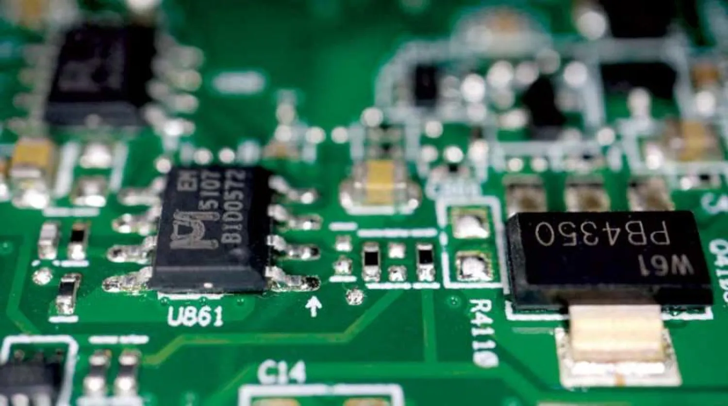 أشباه الموصلات كما تبدو في إحدى اللوحات الإلكترونية (رويترز)