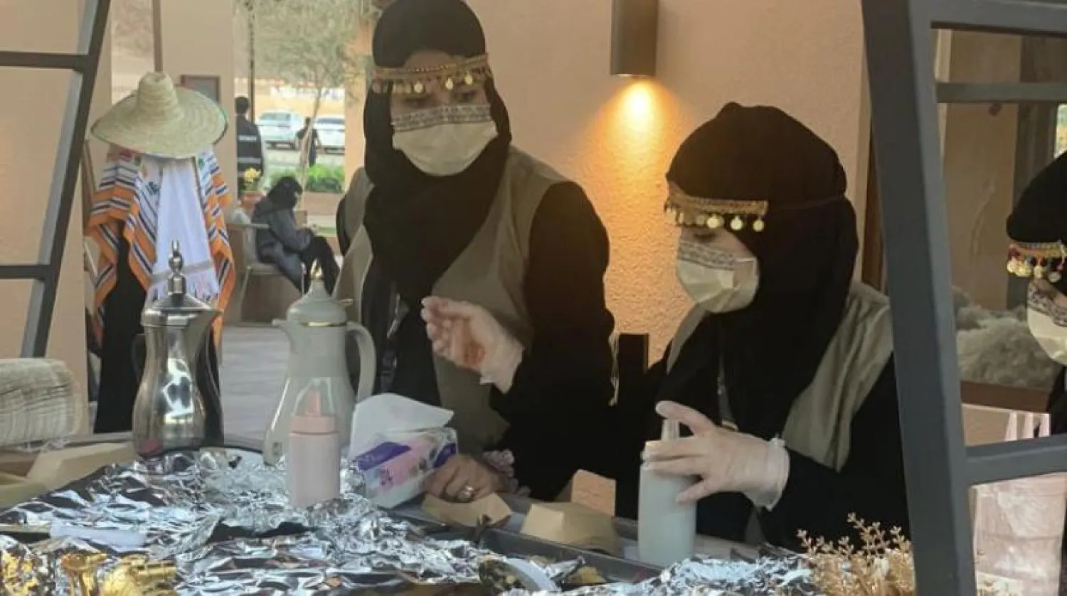 دو زن که تولیداتشان را در دهکده میراث در العلا به نمایش گذاشتند (فدراسیون شتردوانی سعودی)
