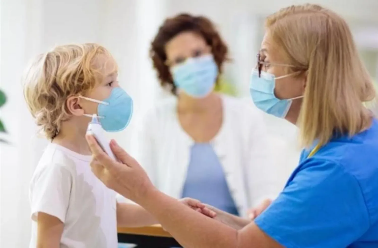 الإصابة بنزلات البرد تحمي الأطفال من الإصابة بـ«كوفيد-19» (شاترستوك)