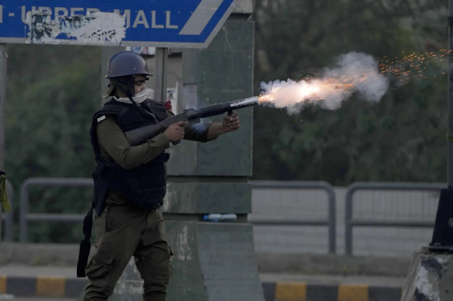 جانب من الاشتباكات بين الشرطة الباكستانية مع أنصار عمران خان (أ.ب)