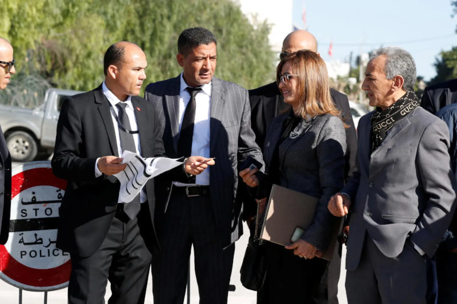 برلمانية تمر عبر بوابة التفتيش لحضور جلسة البرلمان التونسي (رويترز)