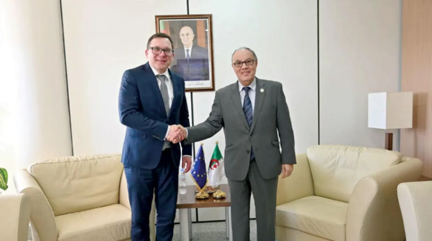 رئيس وكالة الاتحاد الأوروبي للتعاون القضائي في المجال الجنائي (يسار) مع أمين عام وزارة الخارجية الجزائرية (الخارجية الجزائرية)